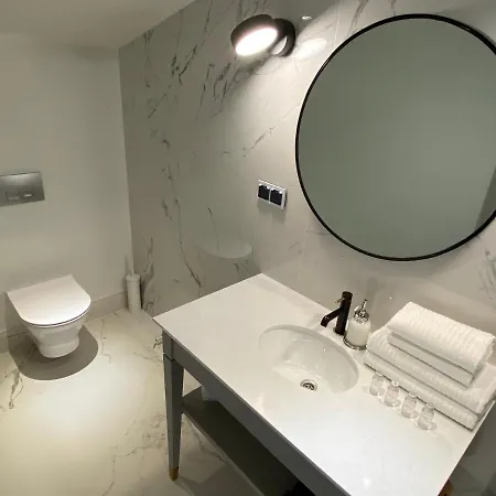 Zamek Sarny - Schloss Scharfeneck Hotel *