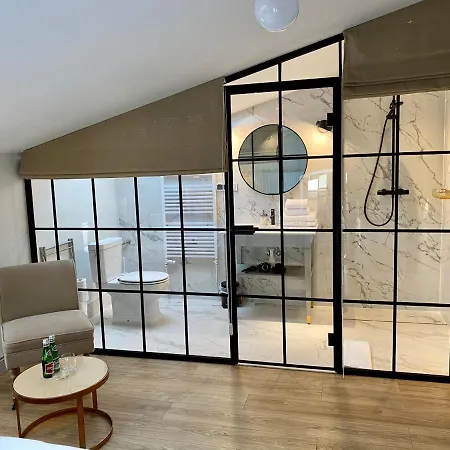 Zamek Sarny - Schloss Scharfeneck ホテル *