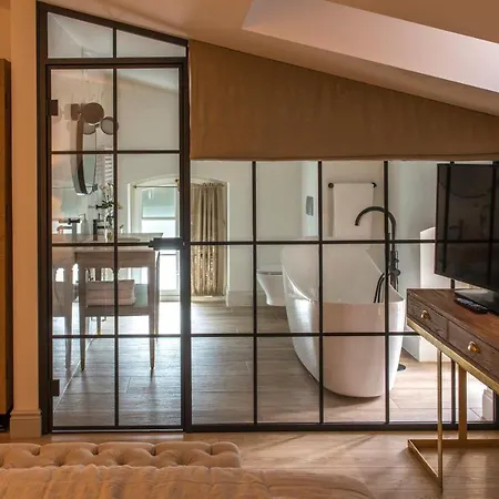 Zamek Sarny - Schloss Scharfeneck ホテル