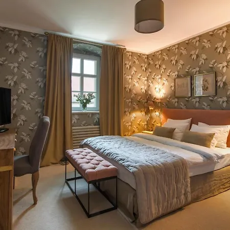 Zamek Sarny - Schloss Scharfeneck *