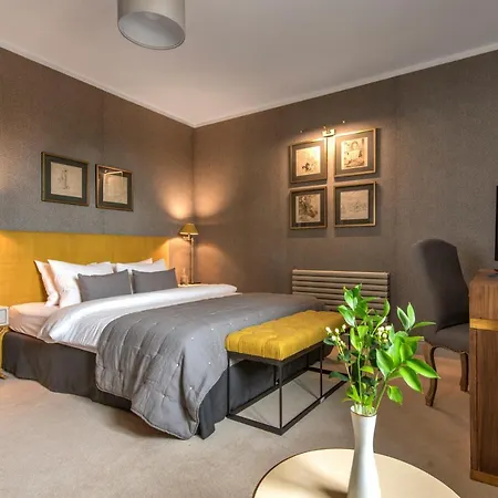 Zamek Sarny - Schloss Scharfeneck ホテル *