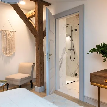 Zamek Sarny - Schloss Scharfeneck ホテル