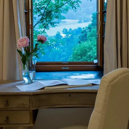 Zamek Sarny - Schloss Scharfeneck Hotel