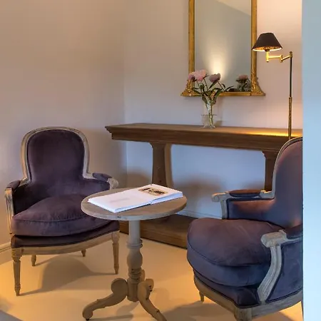 Zamek Sarny - Schloss Scharfeneck ホテル