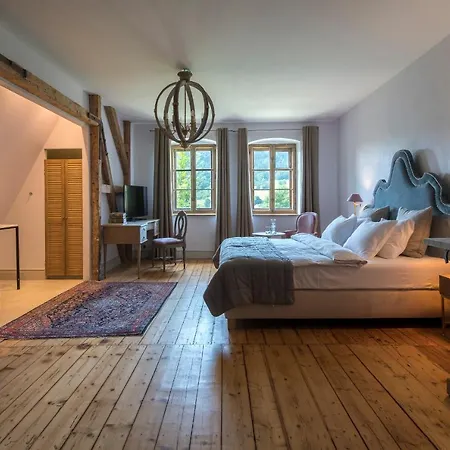 Zamek Sarny - Schloss Scharfeneck ホテル クウォツコ