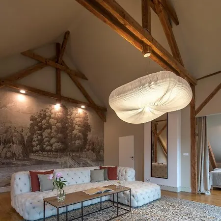 Zamek Sarny - Schloss Scharfeneck ホテル クウォツコ