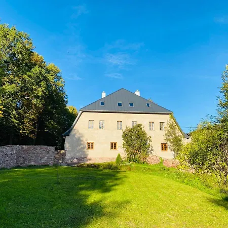 Zamek Sarny - Schloss Scharfeneck 호텔 쿠드즈코