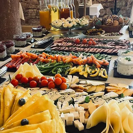 Zamek Sarny - Schloss Scharfeneck ホテル