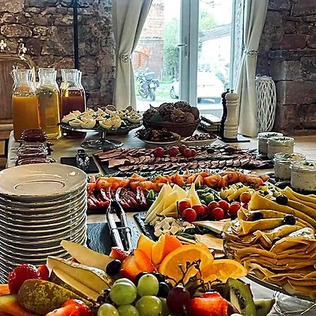 Zamek Sarny - Schloss Scharfeneck Szálloda Kłodzko