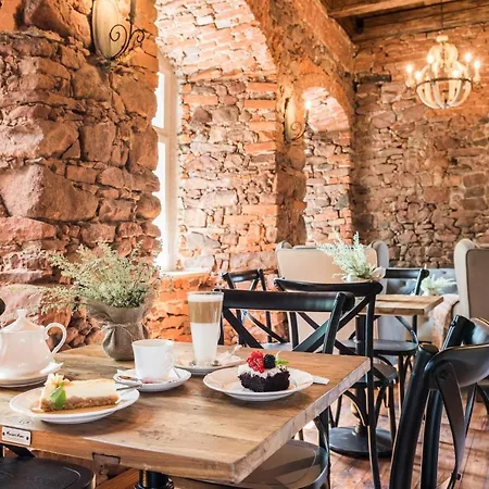 Zamek Sarny - Schloss Scharfeneck *