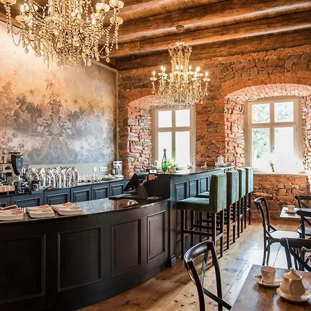 Zamek Sarny - Schloss Scharfeneck *