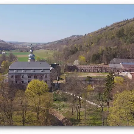 Zamek Sarny - Schloss Scharfeneck 호텔