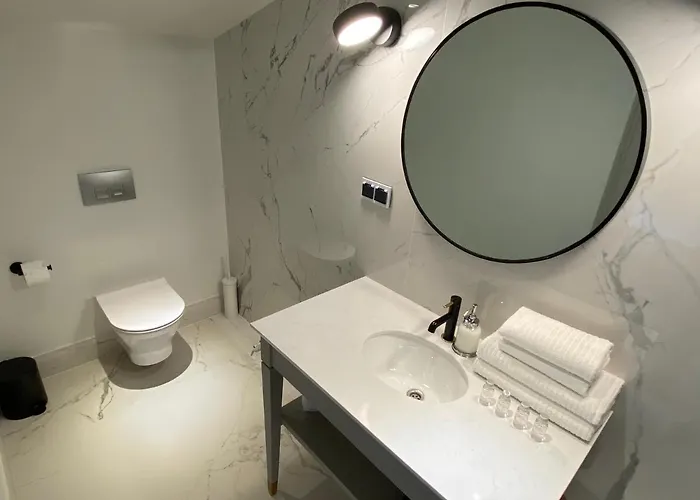 Zamek Sarny - Schloss Scharfeneck Hotel *