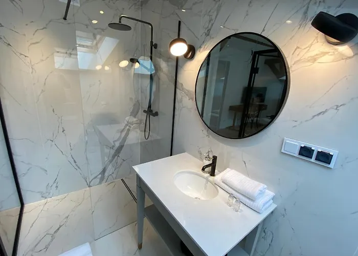 Zamek Sarny - Schloss Scharfeneck Hotel Kłodzko