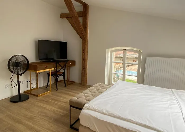 Zamek Sarny - Schloss Scharfeneck Kłodzko