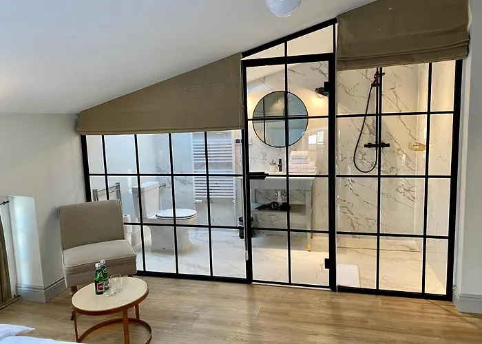 Zamek Sarny - Schloss Scharfeneck Hotel *