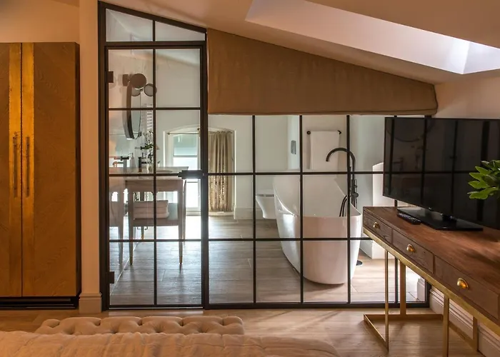 Zamek Sarny - Schloss Scharfeneck Hotel