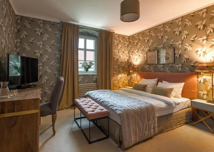 Zamek Sarny - Schloss Scharfeneck *