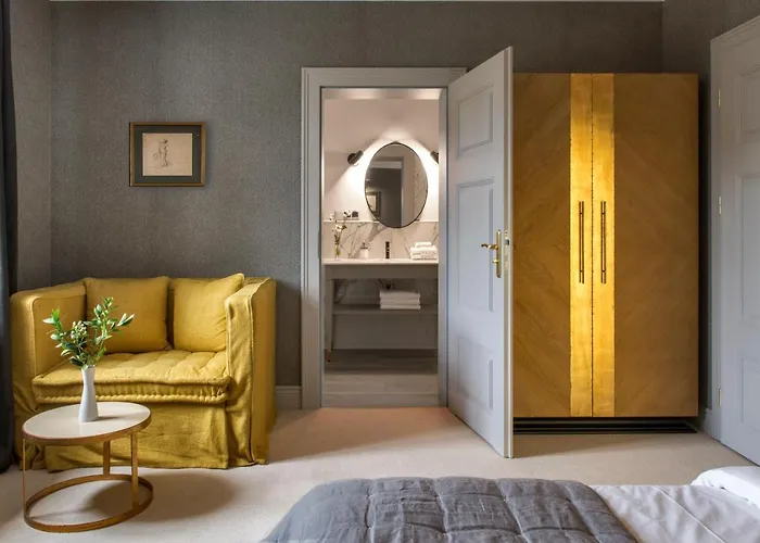 Zamek Sarny - Schloss Scharfeneck *