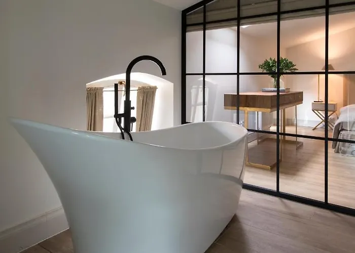 Zamek Sarny - Schloss Scharfeneck *