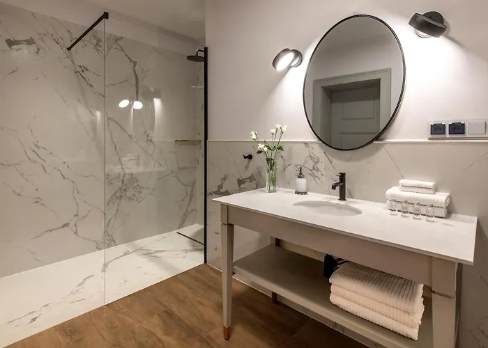 Zamek Sarny - Schloss Scharfeneck *