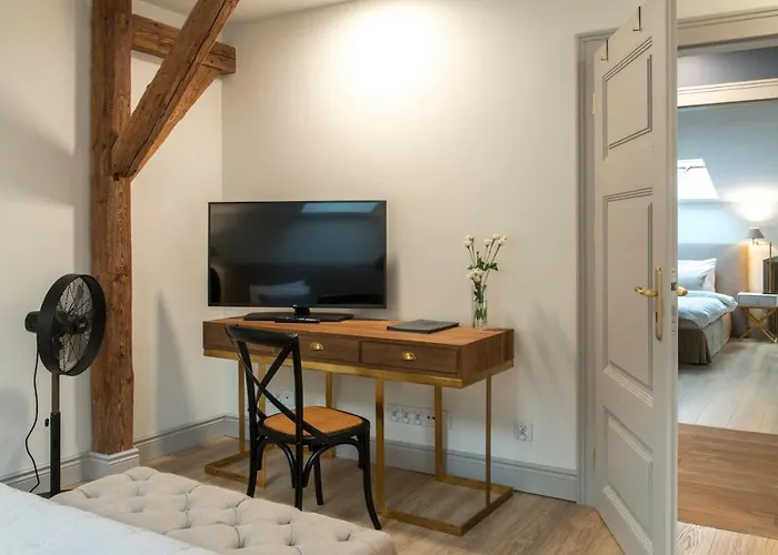 Zamek Sarny - Schloss Scharfeneck Hotel Kłodzko