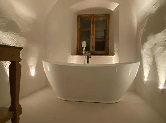 Zamek Sarny - Schloss Scharfeneck *