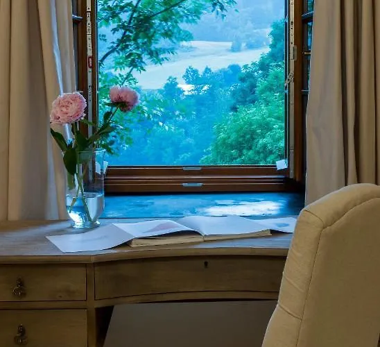 Zamek Sarny - Schloss Scharfeneck Hotel