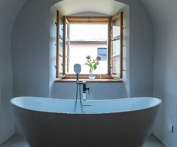 Zamek Sarny - Schloss Scharfeneck *