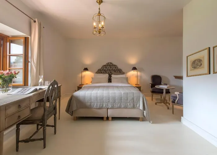 Zamek Sarny - Schloss Scharfeneck