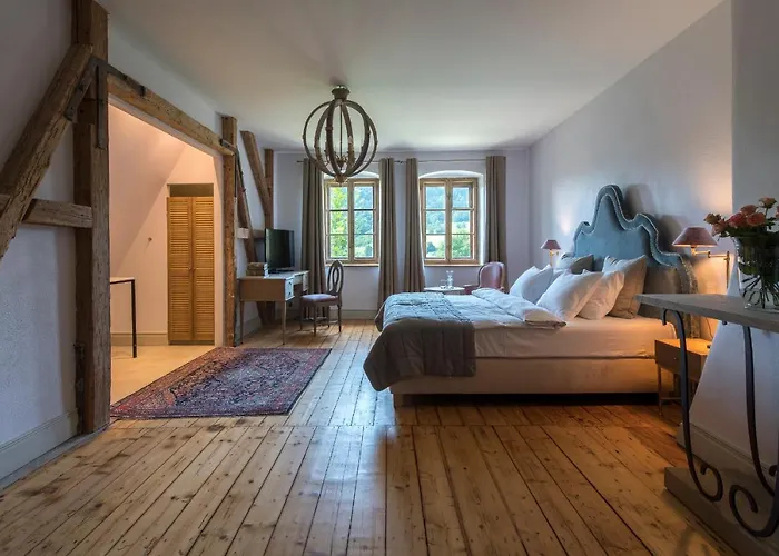 Zamek Sarny - Schloss Scharfeneck Hotel Kłodzko