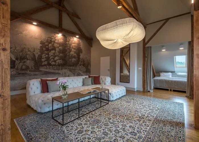 Zamek Sarny - Schloss Scharfeneck *