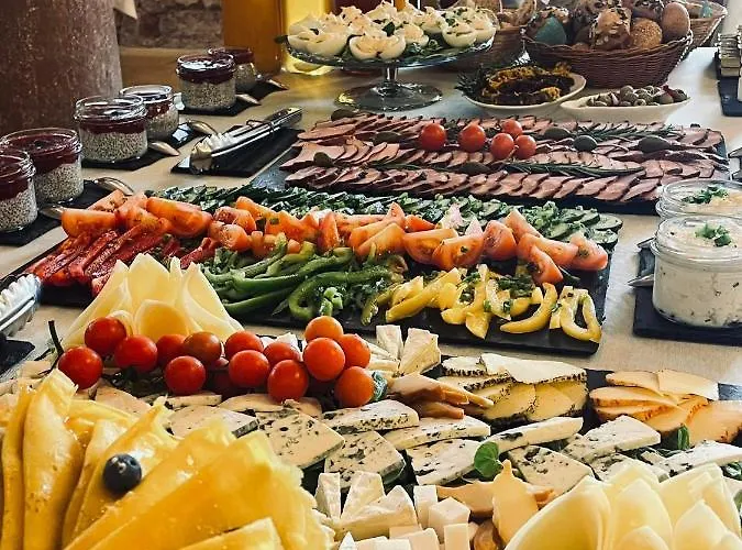 Zamek Sarny - Schloss Scharfeneck Hotel